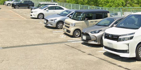 ノバ学園前３番館の駐車場