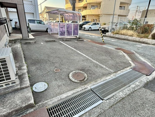 ハイツリンデンバンの駐車場