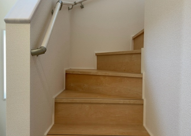 【内装】 | 建物の上下階の通路である階段は、その位置によって動線や室内の印象が大きく左右されます。手摺にも重要な役割があり、転倒の防止・歩行や動作を円滑にして日常生活を支えることを主な目的として設置されています。