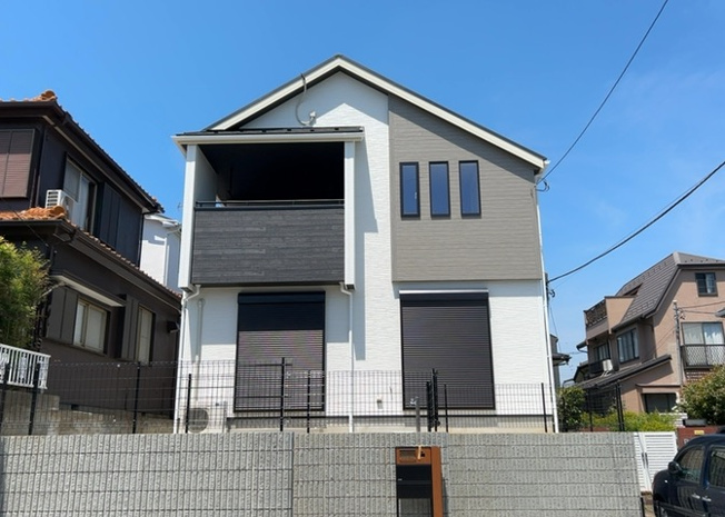 【外観】 | ついに完成致しました！現地をご見学に行く際は、道路の幅や周辺の交通量、施設などをご確認頂くことをおすすめします！物件の流れが早いため、内見をしたい方はお早めに当社営業までお問い合わせ頂きご予約下さい！