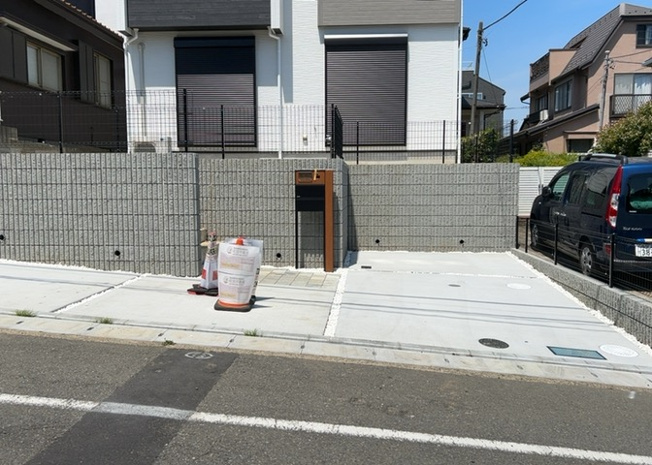 【駐車場】 | 駐車場と明記されていても、最小スペースでつくられた駐車場だと大型車は駐車できなかったり、出入りしにくくなったりする可能性があります。お車のサイズと購入したい物件の駐車場のサイズを現地で確認しましょう。