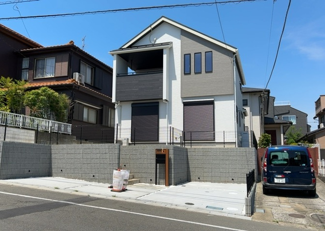 【前面道路含む現地写真】 | 住宅用の土地では前面道路に2m以上接していなければならないと法律で定められています。しかし、お持ちの車のサイズやライフスタイルなどにより、2mでは利便が悪い場合もございますので、事前に確認しましょう。