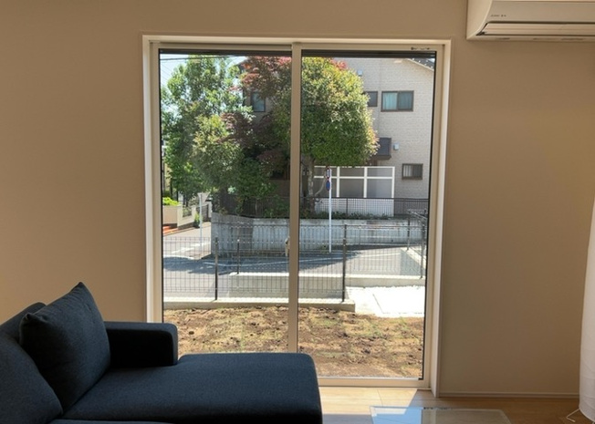 【内装】 | サッシとは、ガラス窓に使用される金属製の窓枠のことです。一般的に住宅建築では、金属製建具工事の段階で備え付けるもので、ガラス類や玄関、バスルームのスチール製のドアなどと同じタイミングで工事を行います。