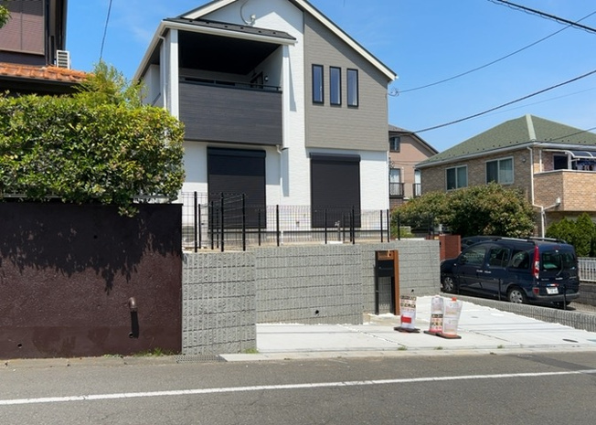 【前面道路含む現地写真】 | お持ちの車種によっては前面道路が広い方が便利でしょう。しかし、前面道路が広ければその分交通量が多くなるため、騒音などが気になる場合があります。実際に現地を見学し、周辺交通量や騒音などを確認しましょう！