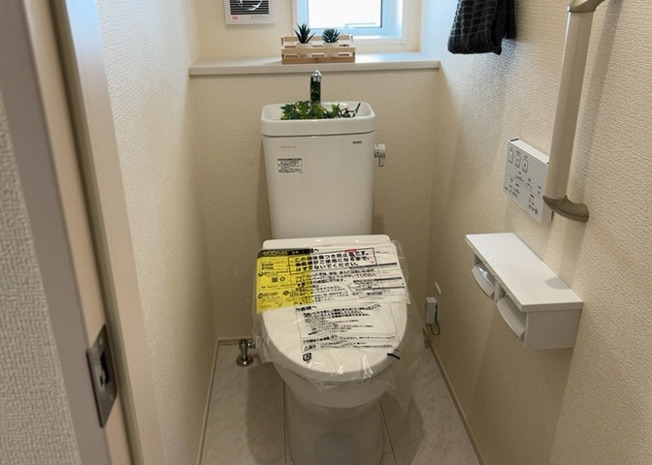 【トイレ】 | トイレは大きさや形、機能、抗菌性などが異なる多種多彩なタイプが各メーカーから出ています。それぞれに良さがあるため、事前にどういったタイプのトイレがいいのかをご家庭内で決めて、内見に行くといいでしょう。