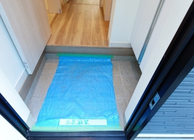 T’ｓテラス市川の玄関