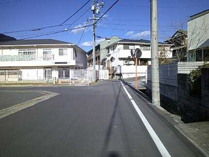 広島市安芸区中野東１丁目の前面道路含む現地写真