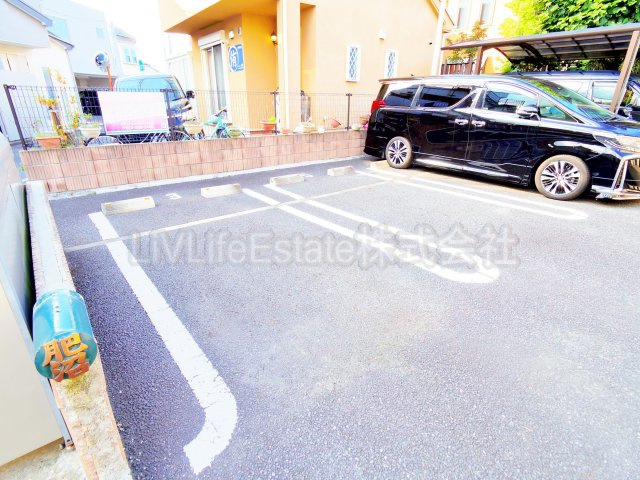 アムールの駐車場