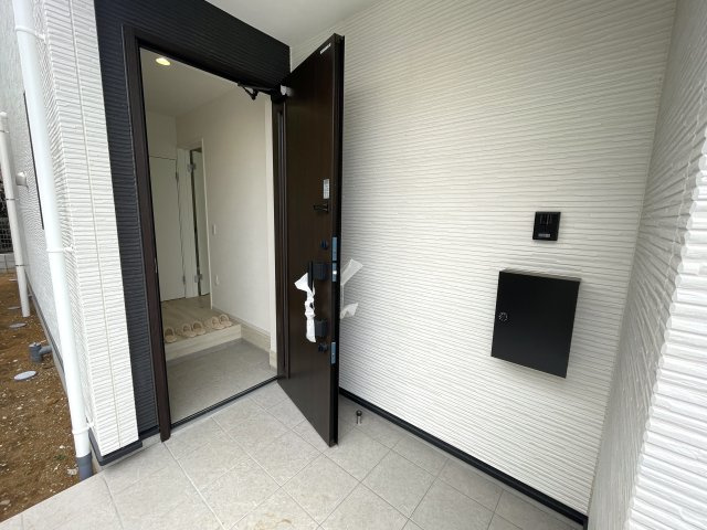 騒がしい環境がキライな方へ。間違いなき静かすぎて草な『保土ケ谷区川島町』新築戸建の玄関|シンプルで使いやすい玄関です