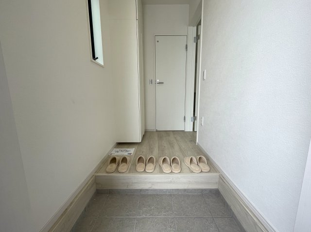 騒がしい環境がキライな方へ。間違いなき静かすぎて草な『保土ケ谷区川島町』新築戸建の玄関|落ち着いた玄関です