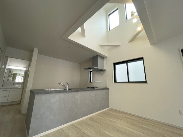 騒がしい環境がキライな方へ。間違いなき静かすぎて草な『保土ケ谷区川島町』新築戸建の居間・リビング