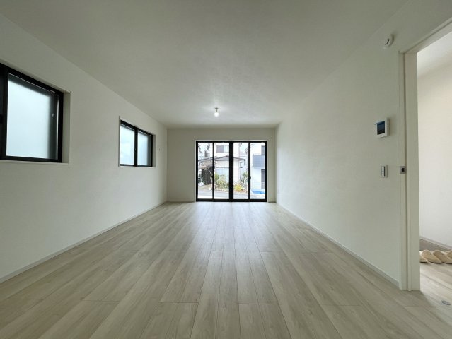 騒がしい環境がキライな方へ。間違いなき静かすぎて草な『保土ケ谷区川島町』新築戸建の居間・リビング|ゆったり過ごせるリビングです