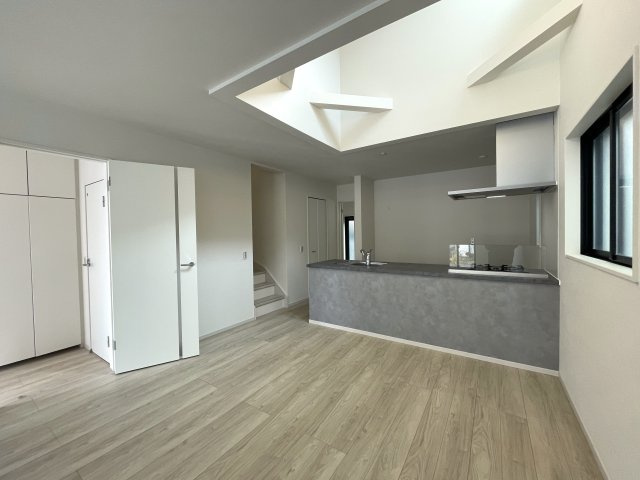 騒がしい環境がキライな方へ。間違いなき静かすぎて草な『保土ケ谷区川島町』新築戸建の居間・リビング|リビングです