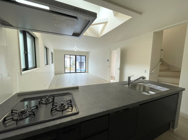 騒がしい環境がキライな方へ。間違いなき静かすぎて草な『保土ケ谷区川島町』新築戸建のキッチン|コンパクトなキッチンで掃除もラクラク