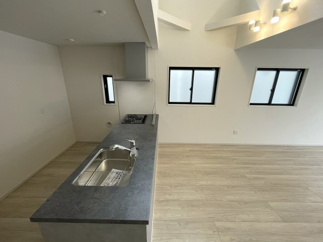 騒がしい環境がキライな方へ。間違いなき静かすぎて草な『保土ケ谷区川島町』新築戸建の居間・リビング