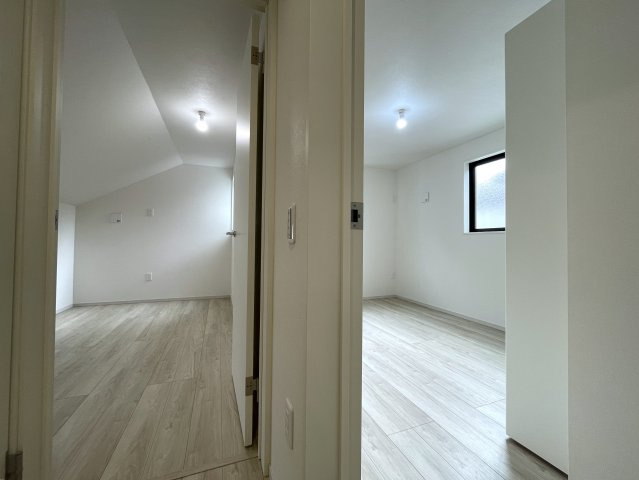 騒がしい環境がキライな方へ。間違いなき静かすぎて草な『保土ケ谷区川島町』新築戸建の洋室|きれいな洋室です