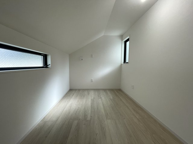 騒がしい環境がキライな方へ。間違いなき静かすぎて草な『保土ケ谷区川島町』新築戸建の洋室|広々とした洋室です