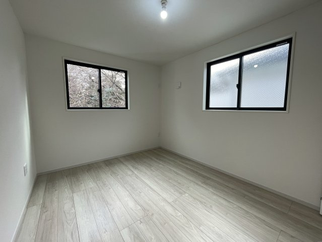 騒がしい環境がキライな方へ。間違いなき静かすぎて草な『保土ケ谷区川島町』新築戸建の洋室|コンパクトで使いやすい洋室です