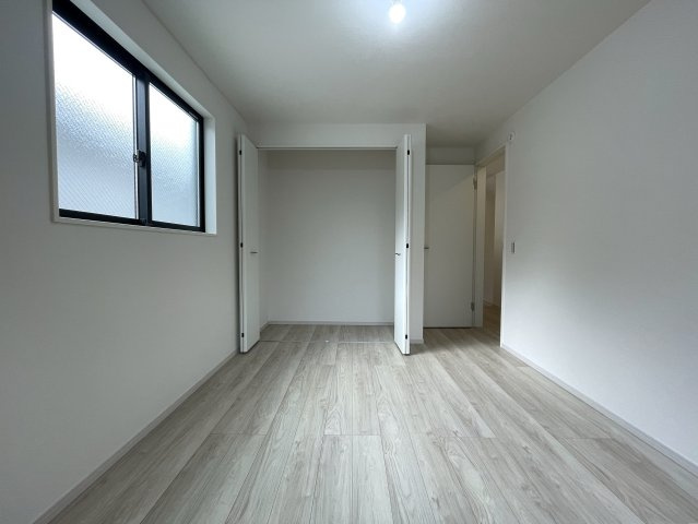 騒がしい環境がキライな方へ。間違いなき静かすぎて草な『保土ケ谷区川島町』新築戸建の洋室|スタンダードな洋室です