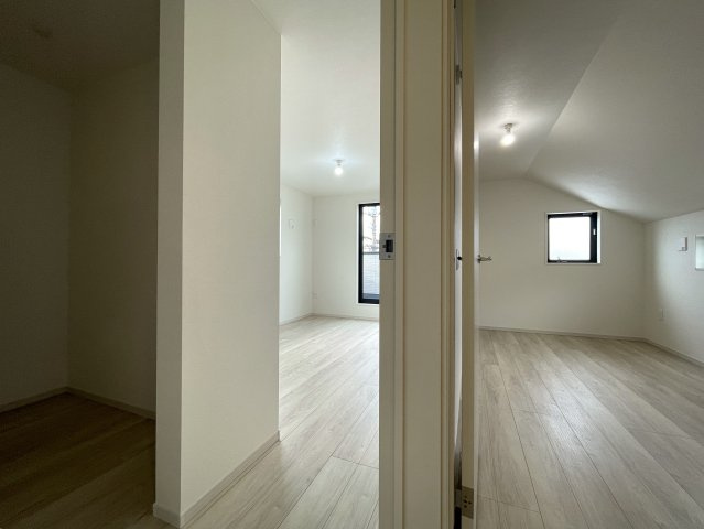 騒がしい環境がキライな方へ。間違いなき静かすぎて草な『保土ケ谷区川島町』新築戸建の洋室|広々とした洋室です