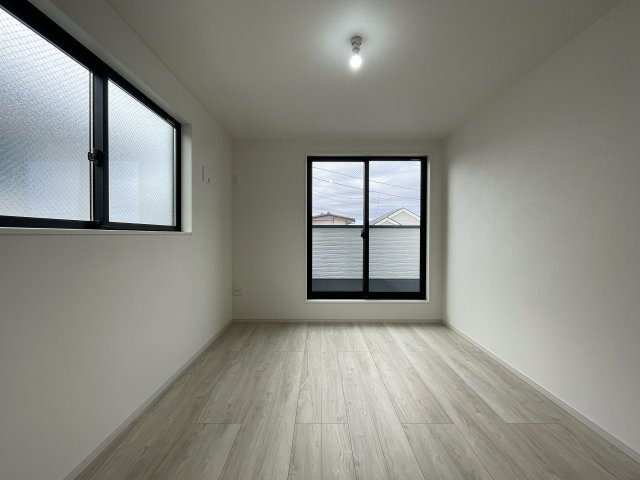 騒がしい環境がキライな方へ。間違いなき静かすぎて草な『保土ケ谷区川島町』新築戸建の洋室|個人の部屋や寝室として使える洋室です
