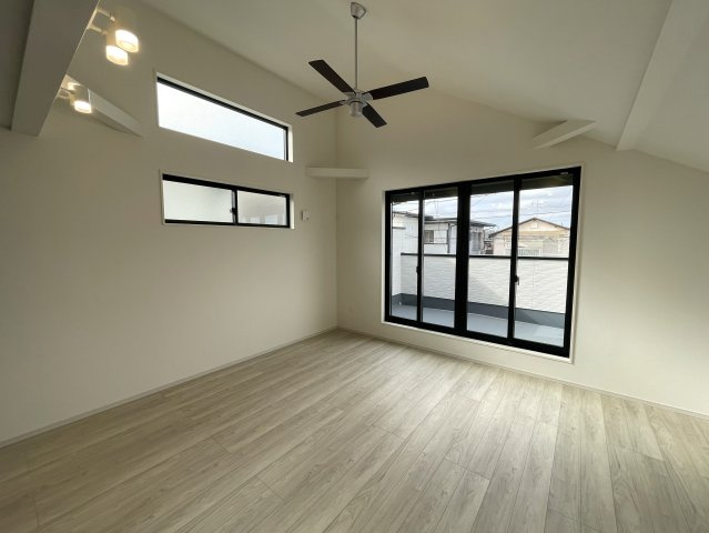 騒がしい環境がキライな方へ。間違いなき静かすぎて草な『保土ケ谷区川島町』新築戸建の居間・リビング|３号棟