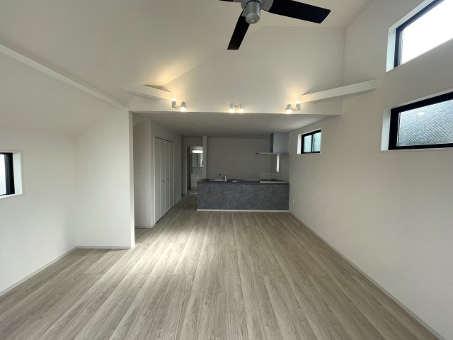 騒がしい環境がキライな方へ。間違いなき静かすぎて草な『保土ケ谷区川島町』新築戸建の居間・リビング|３号棟