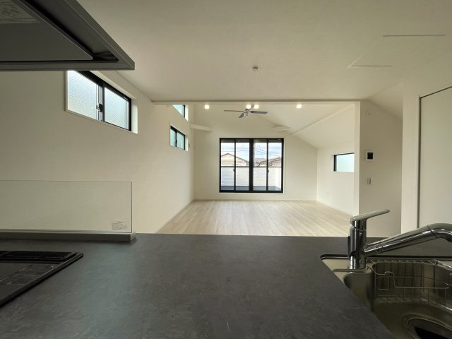 騒がしい環境がキライな方へ。間違いなき静かすぎて草な『保土ケ谷区川島町』新築戸建の居間・リビング|３号棟