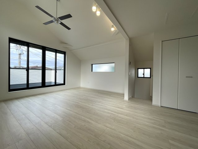 騒がしい環境がキライな方へ。間違いなき静かすぎて草な『保土ケ谷区川島町』新築戸建の居間・リビング|３号棟