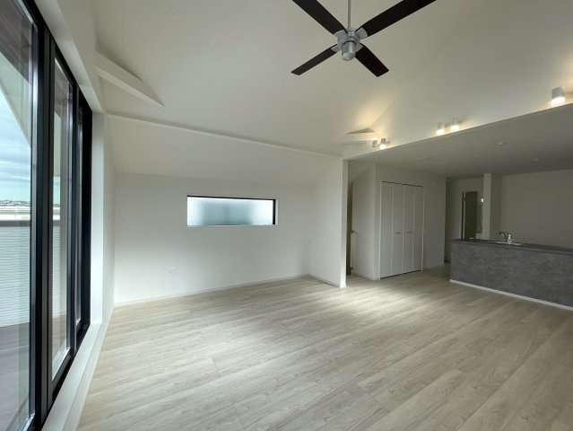 騒がしい環境がキライな方へ。間違いなき静かすぎて草な『保土ケ谷区川島町』新築戸建の居間・リビング