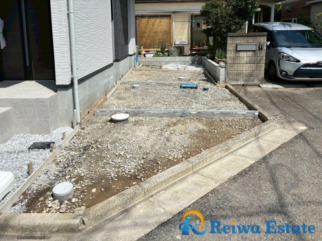 新築戸建　茅ヶ崎市松尾の駐車場|お子様の自転車やバイクの置場を確保できるゆとりの駐車スペース♪
