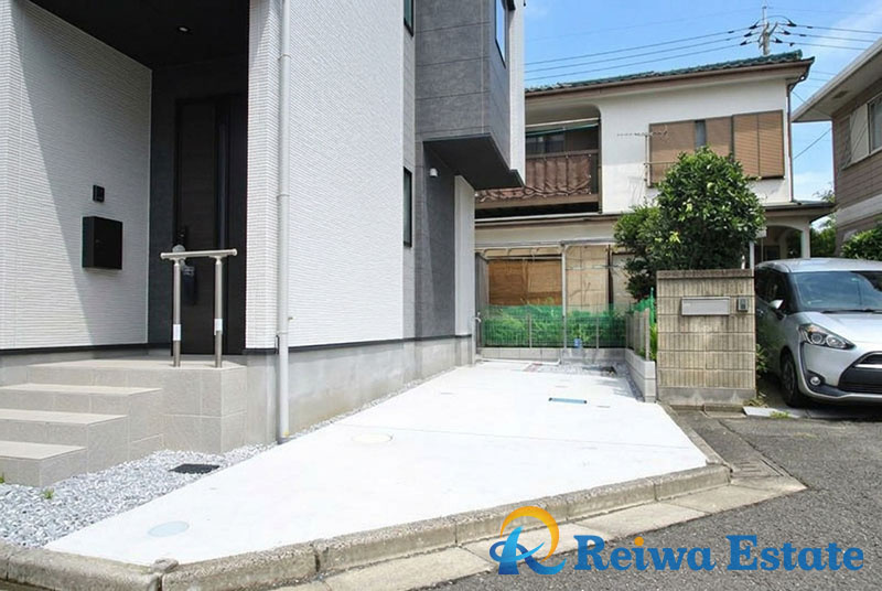 新築戸建　茅ヶ崎市松尾の駐車場|お子様の自転車やバイクの置場を確保できるゆとりの駐車スペース♪

