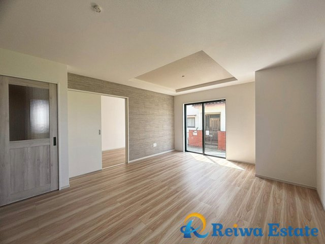 新築戸建　茅ヶ崎市松尾の居間・リビング|折上天井が開放感のあるリビングダイニング。