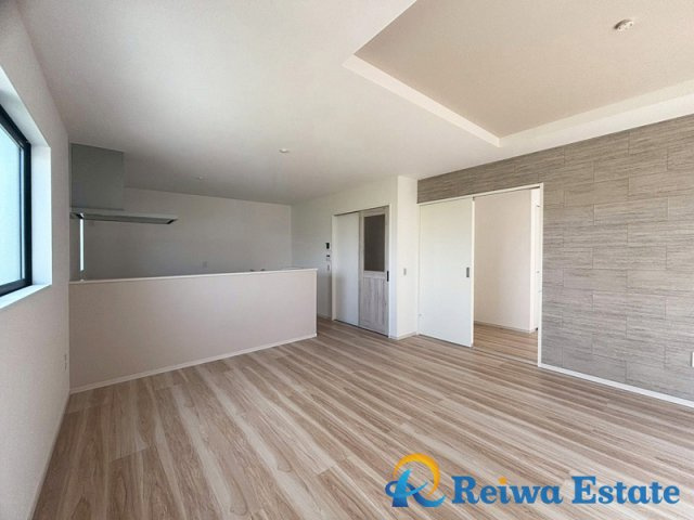 新築戸建　茅ヶ崎市松尾の居間・リビング|人気の対面式カウンターキッチン。リビングとの動線良好で家事も捗ります◎