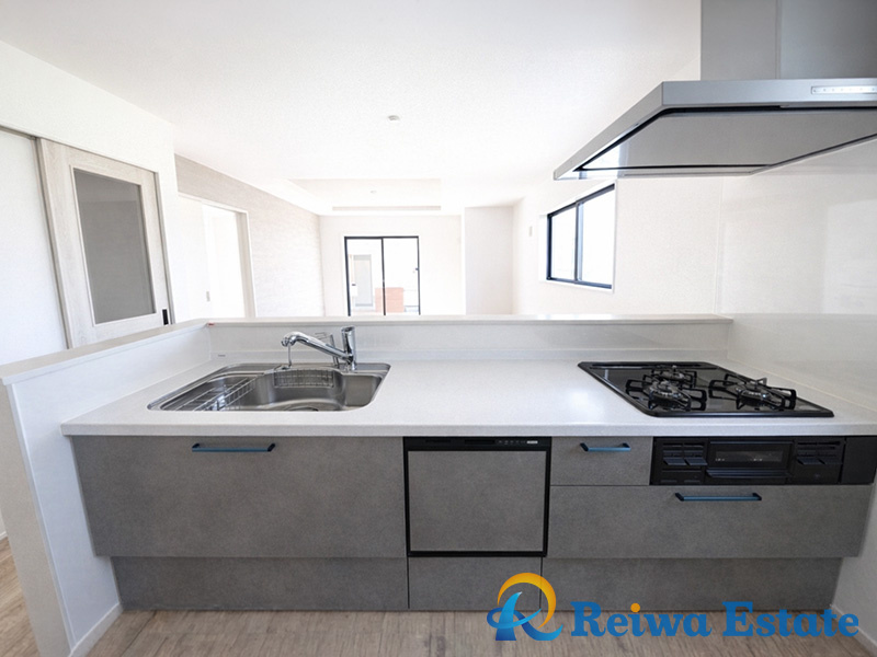 新築戸建　茅ヶ崎市松尾のキッチン|グレー×白で落ち着いた印象のキッチン。対面式で家族との会話も弾みます♪