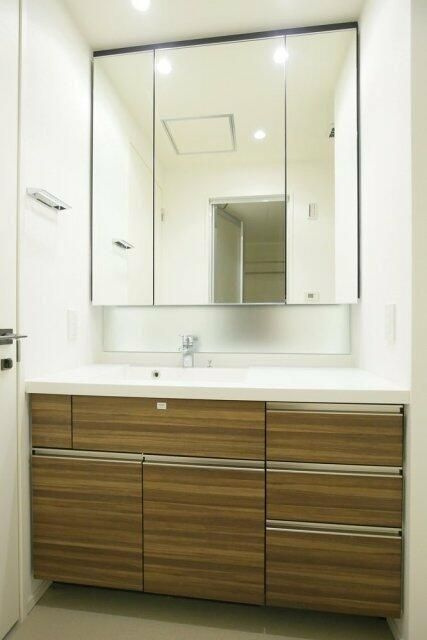 ザ・パークハウス渋谷美竹の洗面所|■キャビネット収納付きの独立洗面台