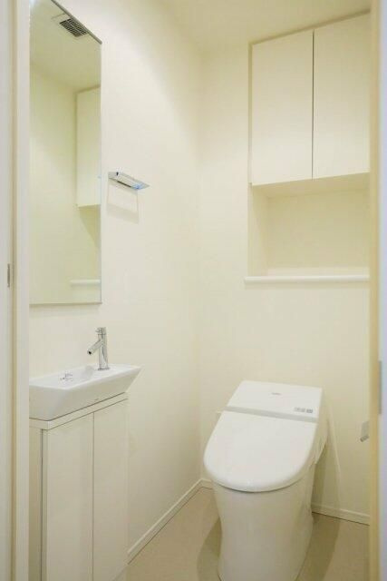 ザ・パークハウス渋谷美竹のトイレ|★タンクレス温水洗浄便座★■ウォールキャビネット収納付き♪