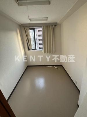 【洋室】 | 東和ビル | 個人の部屋や寝室として使える洋室です