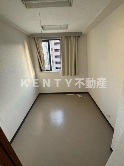 【洋室】 | 東和ビル | 個人の部屋や寝室として使える洋室です