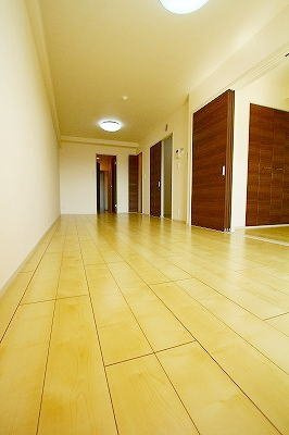 【居間・リビング】 | アネックス小峯 | ゆったり過ごせる居間です