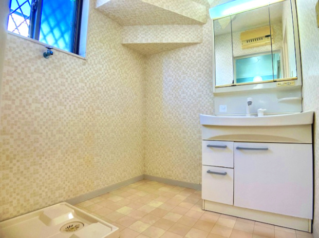 松山市保免上１丁目のその他|忙しい朝の身支度もスムーズに整う洗面スペース。浴室乾燥機との連携で、脱ぐ・洗う・干すの動線が短縮され、家事の負担が軽くなりそうです。すっきり片付いた空間なら、メイクの時間もより楽しくなりそうです。