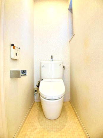 松山市保免上１丁目のトイレ|清潔感のある空間で、毎日を心地よく過ごせます。ちょっとした工夫で自分好みの空間に整えれば、ホッと一息つける癒やしの場所に。お子様も安心して使える使い勝手の良さが、家族の健やかな毎日をサポートします。