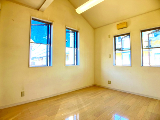 松山市保免上１丁目の洋室|主寝室にぴったりの落ち着いた空間。一日の終わりにゆったりと自分を労い、明日への活力を養えそうです。窓からの柔らかな光で目覚める朝は、心も体もリフレッシュして、軽やかな気持ちで一日を始められそうです。