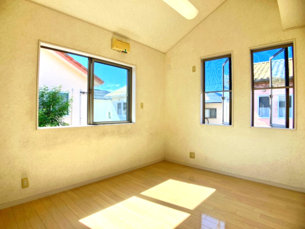 松山市保免上１丁目の洋室|お子様の個室や趣味の部屋として、使い方は自由自在。クローゼットを活用して、お気に入りの服や思い出の品を大切にしまっておけます。自分だけの空間があることで、お子様の自立心も健やかに育まれそうです。