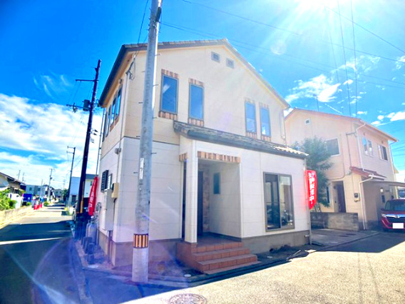 松山市保免上１丁目の外観|北・西の角地に立つ、存在感のある2階建て。