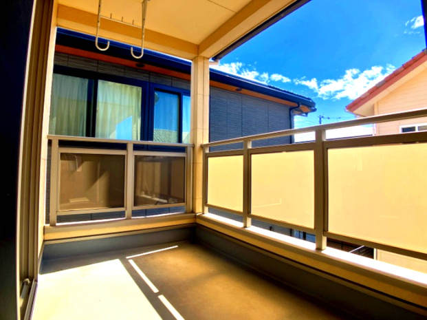 松山市保免上１丁目のその他|柔らかな風が吹き抜けるバルコニー。お布団を干せばお日様の香りに包まれて、夜は家族みんなでぐっすり眠れそうです。ちょっとしたプランターでハーブを育てて、暮らしに彩りを添える楽しみも広がりそうです。