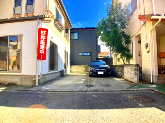 松山市保免上１丁目の駐車場|駐車2台可能な角地の住まい。開放感のある立地で、毎朝の車の出し入れもストレスなくスムーズです。