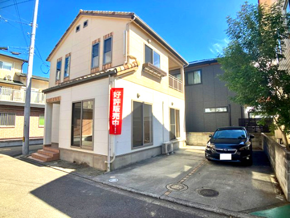 松山市保免上１丁目の駐車場|2台分の駐車スペースがあり、お友達が来た際も安心です。平坦地なのでベビーカーや自転車の移動もスムーズで、お出かけがもっと軽やかで楽しいものになりそうです。