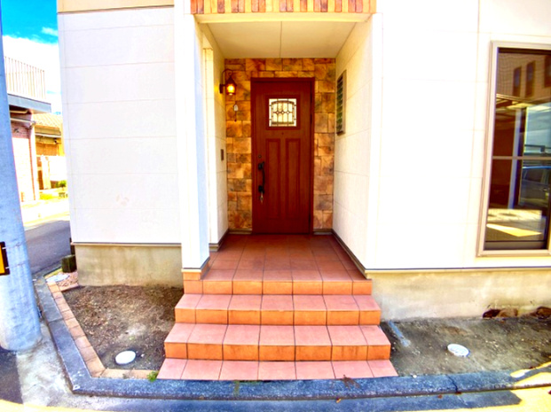 松山市保免上１丁目の玄関|「ただいま」の声が響く玄関は、家族を温かく迎え入れる場所。