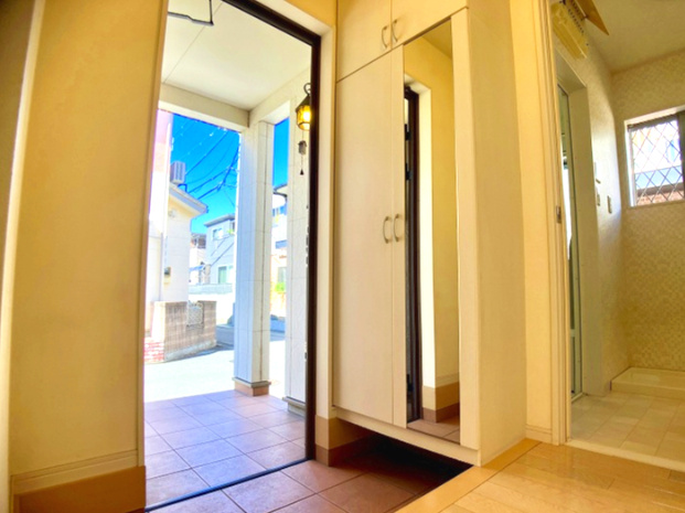 松山市保免上１丁目の玄関|整理整頓しやすい収納があれば、急な来客時も安心です。季節のお花を飾って、毎日を彩り豊かに。ここから新しい家族の時間が始まっていくようです。